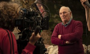 Fotografía facilitada por el propio cineasta Carlos Saura en la Cueva del Castillo (Cantabria) durante la presentación del documental 'Las paredes hablan'.