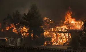 Las llamas consumen una casa la madrugada de hoy, cerca a la ciudad de Santa Juana (Chile).