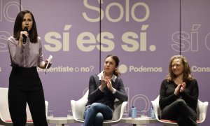 05/02/2023.- Las ministras de Igualdad, Irene Montero (c), y de Derechos Sociales, Ione Belarra (i), participan junto a la La delegada del Gobierno Contra la Violencia de Género, Victoria Rosell (d), en el acto "¿Consentiste o no? Solo sí es sí", organiza