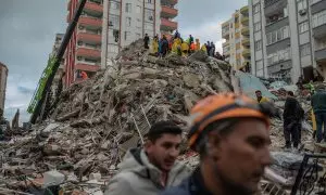Un grupo de rescatistas buscan víctimas y supervivientes entre los escombros de un edificio que se derrumbó en Adana el 6 de febrero de 2023.