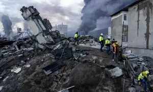 Equipos de rescate trabajan en uno edificio derrumbado por el terremoto en la ciudad turca de Iskenderun este 7 de febrero de 2023.