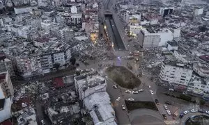 Vista aérea con un dron de una zona devastada por el terremoto, con varios edificios derrumbados, en la ciudad turca de Iskenderun este 7 de febrero de 2023.