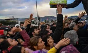 Supervivientes del terremoto en Turquía tratan de alcanzar suministros el 7 de febrero de 2023, en la provincia de Hatay.