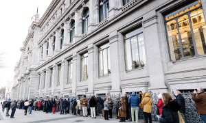 Decenas de personas hacen cola para contratar Letras del Tesoro, en el Banco de España. E.P./Carlos Luján