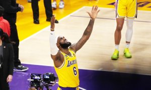 Los tuiteros (y el mundo entero) se ponen a los pies de Lebron James tras batir el récord de anotación de la NBA: "Yo vi jugar al Elegido"