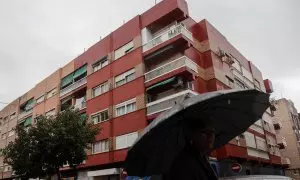 Vista general del edificio situado en la localidad valenciana de Alaquàs donde ha fallecidod un hombre de 44 años tras precipitarse de la azotea, cuando huía de la Policía Nacional este 8 de febrero de 2023.