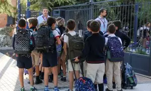 Varias niños a la entrada del colegio de la Alameda de Osuna, a 5 de septiembre de 2022, en Madrid (España).