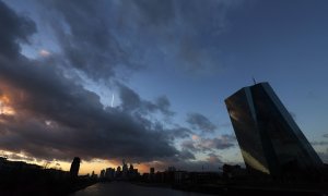 Vista del rascacielos donde tiene su sede el BCE, con la ciudad de Fráncfort al fondo. REUTERS/Kai Pfaffenbach