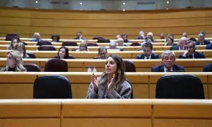 La ministra de Igualdad, Irene Montero, aplaude durante una sesión plenaria, en el Senado, a 8 de febrero de 2023, en Madrid.