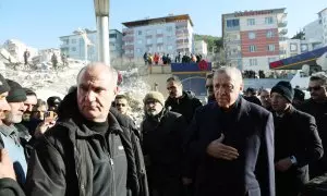 El presidente de Turquía, Recep Tayyip Erdogan, ofrece sus condolencias a las víctimas del terremoto en la ciudad de Hatay este 8 de febrero de 2023.