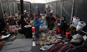 Supervivientes del terremoto en Siria se cobijan en una tienda de campaña en la ciudad de Idlib este 9 de febrero de 2023.