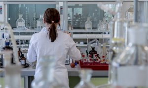 Una investigadora en un laboratorio.