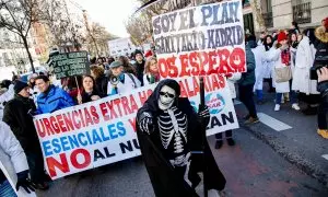 Varias personas portan una pancarta de la Plataforma SAR Madrid en una manifestación de Médicos de Familia y Pediatras de la Comunidad de Madrid, a 18 de enero de 2023, en Madrid (España).