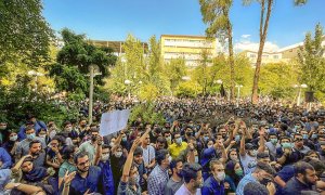 Estudiantes de la Universidad Amir Kavir protestan al unísono con lemas contra el régimen iraní.