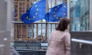 Varias banderas de la Unión Europea ondean frente al edificio de la Comisión Europea en Bruselas el 1 de junio de 2022.