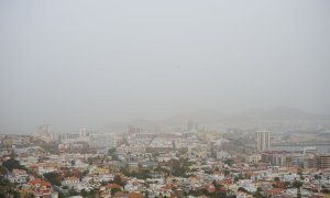 a calima visible desde el Puerto Arenales de Las Palmas de Gran Canaria, a 13 de febrero de 2023