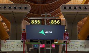 El logo de Aena en una pantalla en el Aeropuerto Adolfo Suarez Barajas de Madrid. REUTERS/Violeta Santos Moura