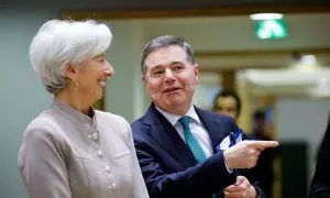 La presidenta del BCE, Christine Lagarde, charla con el presidente del Eurogrupo y ministro de Finanzas irlandés, Paschal Donohoe, antes de la reunión de los ministros de la moneda única, en Bruselas. REUTERS/Johanna Geron