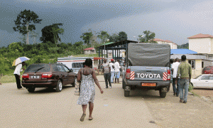 La gente espera para cruzar la frontera con Guinea Ecuatorial en coche y a pie en Kye-Ossi, Camerún, 23 de mayo de 2015.