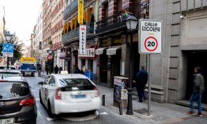 Un taxi circula por una Calle Escolar de Madrid, en la Calle Valverde.