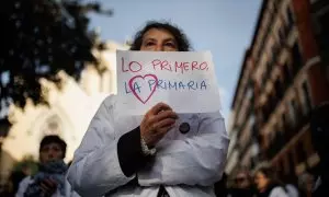 15/02/2023. Una mujer protesta durante una concentración de médicos y pediatras de Atención Primaria, a 15 de febrero de 2023.
