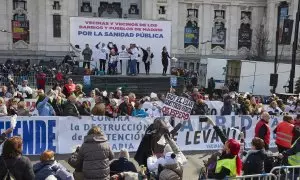 Lectura del manifiesto al final de la protesta contra el desmantelamiento de la Sanidad Pública, en la protesta bajo el lema 'Madrid se levanta y exige una Sanidad pública', en la Plaza de Cibeles, a 12 de febrero de 2023, en Madrid (España).