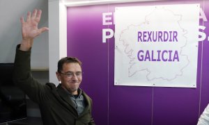El fundador de Podemos, Juan Carlos Monedero, saluda a su llegada al acto de apoyo a la candidatura de Podemos Galicia 'Rexurdir' para dirigir Podemos Galicia, a 14 de diciembre de 2022, en Santiago de Compostela, A Coruña, Galicia (España).