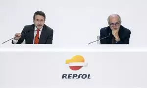 El consejero delegado de Repsol, Josu Jon Imaz (i), y el presidente de la petriolera, Antonio Brufau (d), durante la junta de accionistas de 2022. E.P./A. Pérez Meca