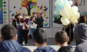 La familia de la menor fallecida por peritonitis en el Hospital Clínico de València acude al homenaje organizado en el instituto donde estudiaba.