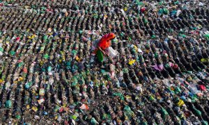 Una mujer busca en un vertedero de basura en Khulna