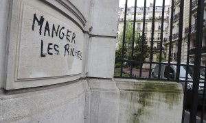 Imagen de archivo de una pintada en Montparnasse, París, en la que se puede leer el lema 'Cómete al rico'.