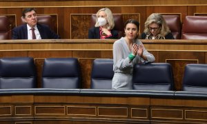La ministra de Igualdad, Irene Montero, aplaude durante una sesión en el Congreso de los Diputados, a 16 de febrero de 2023, en Madrid.