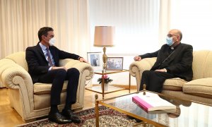 El presidente del Gobierno, Pedro Sánchez, durante su reunión con el presidente de la Conferencia Episcopal Española, cardenal Juan José Omella, en enero de 2022.