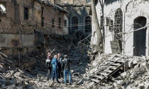 Inspeccionan los daños por un ataque aéreo israelí sobre la ciudadela medieval de Damasco.