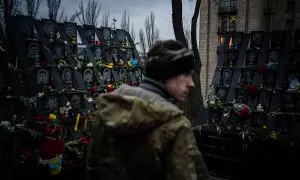 Un hombre se para frente al "Memorial de los Cien Héroes Celestiales" para rendir homenaje a los activistas de Maidan (también conocidos como los "Héroes de los Cien Celestiales) en referencia a los participantes asesinados durante la manifestación antigu