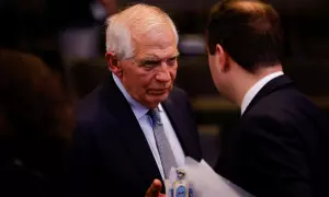 El Alto Representante de la Unión Europea para Asuntos Exteriores y Política de Seguridad, Josep Borrell, habla con el Ministro de Defensa francés, Sebastien Lecornu