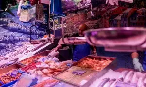 Un pescadero realiza sus últimas ventas de pescado y marisco en el barrio de Prosperidad, a 24 de diciembre de 2022, en Madrid.