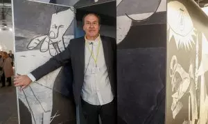 El artista Eugenio Ampudia, junto a su obra 'Refugio 2023', en la Feria de Arte Contemporáneo ARCO.