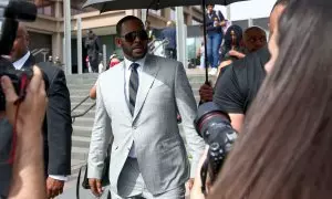 R. Kelly saliendo del juzgado a 6 de junio de 2019