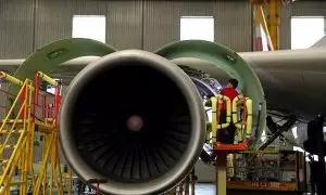 Un mecánico de IAG Iberia inspecciona un motor de un Airbus 330 en el hangar de mantenimiento de Iberia en Madrid. REUTERS/Sergio Pérez