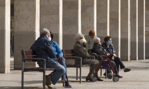 Varios ancianos sentados en un banco de la Gran Vía durante el segundo día de confinamiento perimetral por la crisis del Covid-19, en Logroño, La Rioja, (España), a 24 de octubre de 2020.