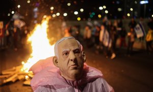26/02/2023. Un manifestante porta una máscara de Benjamín Netanyahu durante las protestas contra el Gobierno de Israel, a 25 de febrero, en Tel Aviv.
