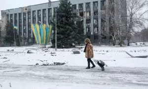 Una mujer camina por el centro de Bakhmut (Ucrania), el 18 de febrero de 2023.