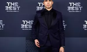 El futbolista del PSG, Acharf Hakimi, posa antes de la gala de los premios The Best que otorga la FIFA en París este 27 de febrero de 2023.