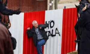 Un hombre protesta frente a la policía nacional a caballo durante la concentración para defender la arboleda de la zona de Madrid Río, que se verá afectada por las obras del Metro, a 18 de febrero de 2023, en Madrid