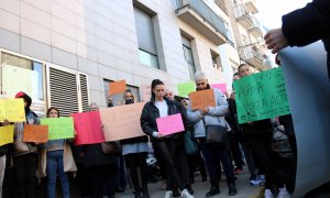 Minut de silenci a les portes del domicili dels bessons, a Sallent