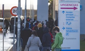 Varias personas esperan la cola para hacerse test Covid-19 en el Hospital Infanta Sofía, a 27 de diciembre de 2021, en San Sebastián de los Reyes, Madrid, (España).