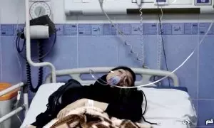 Una mujer joven yace en un hospital iraní a causa de un envenenamiento, a 2 de marzo de 2023.