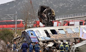 Efectivos de salvamento trabajan en uno de los vagones dañados por la colisión de trenes cerca de la ciudad de Larissa (Grecia) a 01 de marzo de 2023