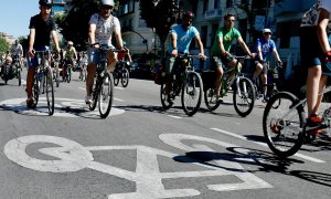 Varios ciudadanos participan en una marcha en Madrid en favor de la movilidad urbana en bicicleta.